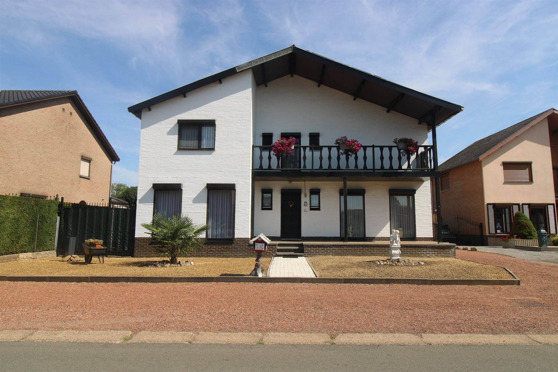 Vrijstaande gezinswoning met 4 slaapkamers, ruime kelder en garage, zonnepanelen mét certificaten en tuin op een vlot bereikbare toplocatie in Maasmechelen! - foto 1