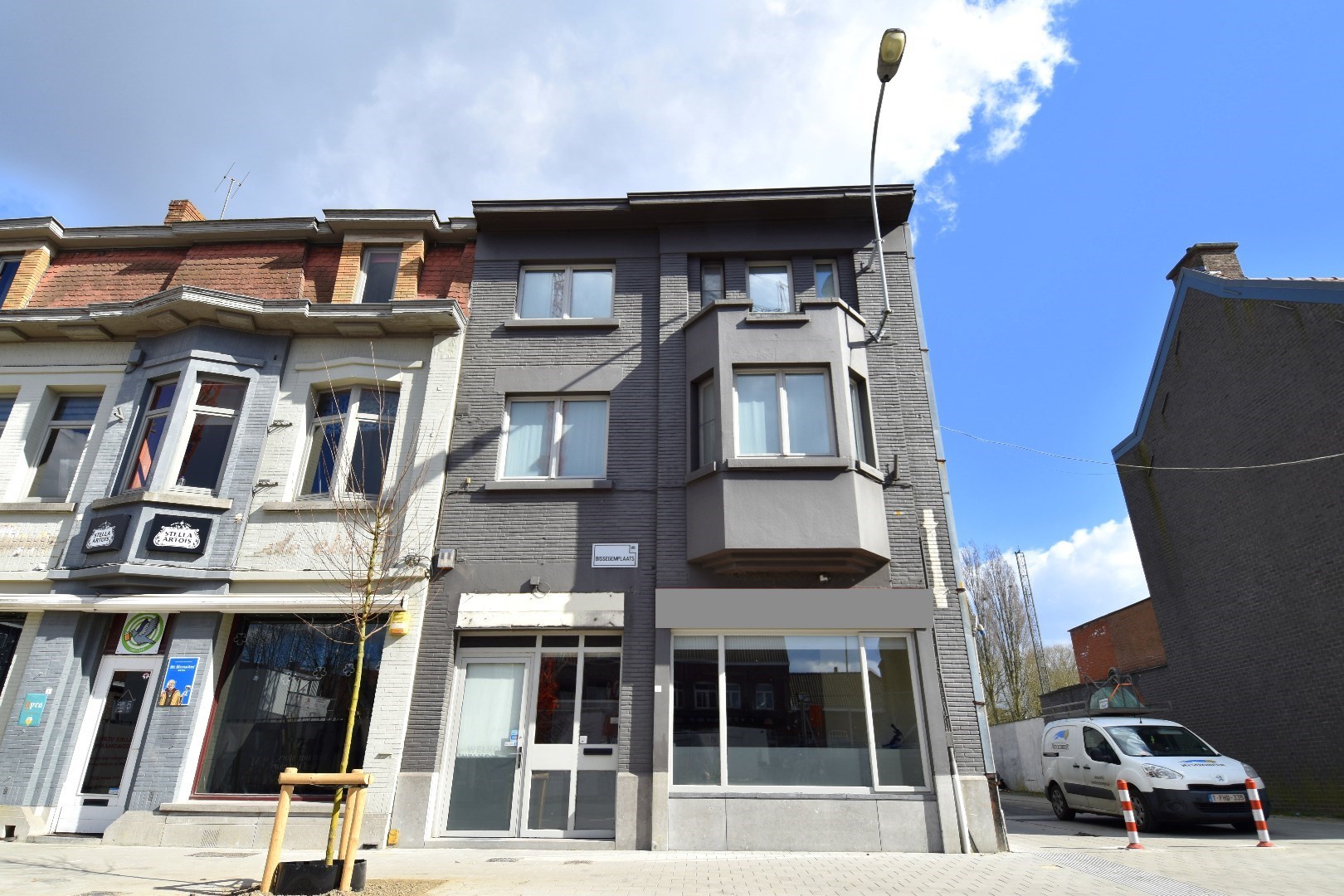 Handelspand op commerciële ligging met bovenliggend 3-slaapkamer appartement te Bissegem - foto 1