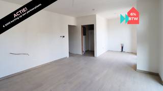 Ben je op zoek naar een instapklaar en energiezuinig duplexappartement met een ruime slaapkamer, verdeeld over de eerste en tweede verdieping, centraal gelegen en toch rustig gesitueerd? Dan is appartement B1.3 in Residentie Prinsenhof precies wat je zoekt! Dankzij de uitstekende ligging, de hoogwaardige afwerking en de vele troeven op vlak van comfort en energie biedt dit appartement alles wat je nodig hebt.<br /><br />Het appartement is gelegen in Residentie Prinsenhof, centraal aan het Kolonel Aertsplein, op wandelafstand van winkels, terrasjes en supermarkten. Dankzij het uitgebreide fietsnetwerk en het openbaar vervoer in de buurt is ook Maastricht op amper 10 minuten bereikbaar. Parkeren kan in de ondergrondse parkeergarage, bereikbaar via lift, met daarnaast een beveiligde fietsenstalling.<br /><br />INDELING<br />Eerste verdieping:<br />- Inkomhal<br />- Ruime woonkamer/keuken<br />- Apart toilet<br />- Berging<br />- Balkon<br /><br />Tweede verdieping:<br />- 1 slaapkamer<br />- Nachthal<br />- Badkamer<br /><br />Kelder:<br />- Verplichte aankoop van een autostandplaats en kelderberging in de ondergrondse parkeergarage<br /><br />TROEVEN<br />+ Zeer stille en energiezuinige warmtepomp met ingebouwde boiler<br />+ Zonnepanelen op de platte daken<br />+ Ventilatiesysteem D met warmterecuperatie<br />+ Gunstige regeling onroerende voorheffing dankzij de hoge energiezuinigheid<br />+ ACTIE: € 5.000 korting op een autostandplaats!<br /><br />PRIJSOVERZICHT<br />Prijsberekening 6% btw (onder voorwaarden)<br />Totaal netto: € 267.500,00<br />+ 6% btw: € 16.050,00<br />Totaal incl. btw: € 283.550,00<br />Kelderberging: € 4.000,00 netto + 6% btw = € 4.240,00<br />Autostandplaats: € 29.531,00 netto + 6% btw = € 31.302,86<br />TOTAAL: € 319.092,86*<br /><br />Prijsberekening 21% btw<br />Totaal netto: € 267.500,00<br />+ 21% btw: € 56.175,00<br />Totaal incl. btw: € 323.675,00<br />Kelderberging: € 4.000,00 netto + 21% btw = € 4.840,00<br />Autostandplaats: € 29.531,00 netto + 21% btw = € 35.732,51<br />TOTAAL: € 364.247,51*<br /><br />*De algemene totaalprijzen zijn exclusief notariskosten, erelonen, kosten nutsvoorzieningen en kosten basisakte.<br /><br />Wil je dit appartement graag bezichtigen of wens je meer informatie? Contacteer ons en we helpen je dichtblij verder!