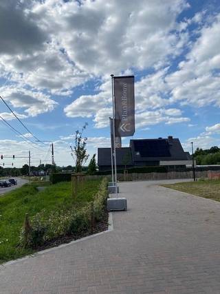 In het charmante Ingooigem, in de Ingooigemstraat 70 , bieden we 4 exclusieve bouwgronden aan in een nieuwe, kleinschalige ontwikkeling. Verschillende percelen genieten van een schitterend open zicht op het pittoreske streuvellandschap, ideaal voor wie rust en natuur waardeert.<br />De beschikbare percelen variëren van 837 m² tot 1086 m², perfect voor het bouwen van uw droomvilla. U kiest zelf: een sleutel-op-de-deurwoning, volledig afgewerkt, of een ruwbouw wind- en waterdicht, afgestemd op uw wensen en budget.<br />Grijp deze kans om uw thuis te creëren in een idyllische, groene omgeving. Neem vandaag nog contact op voor meer info of een bezoek ter plaatse!