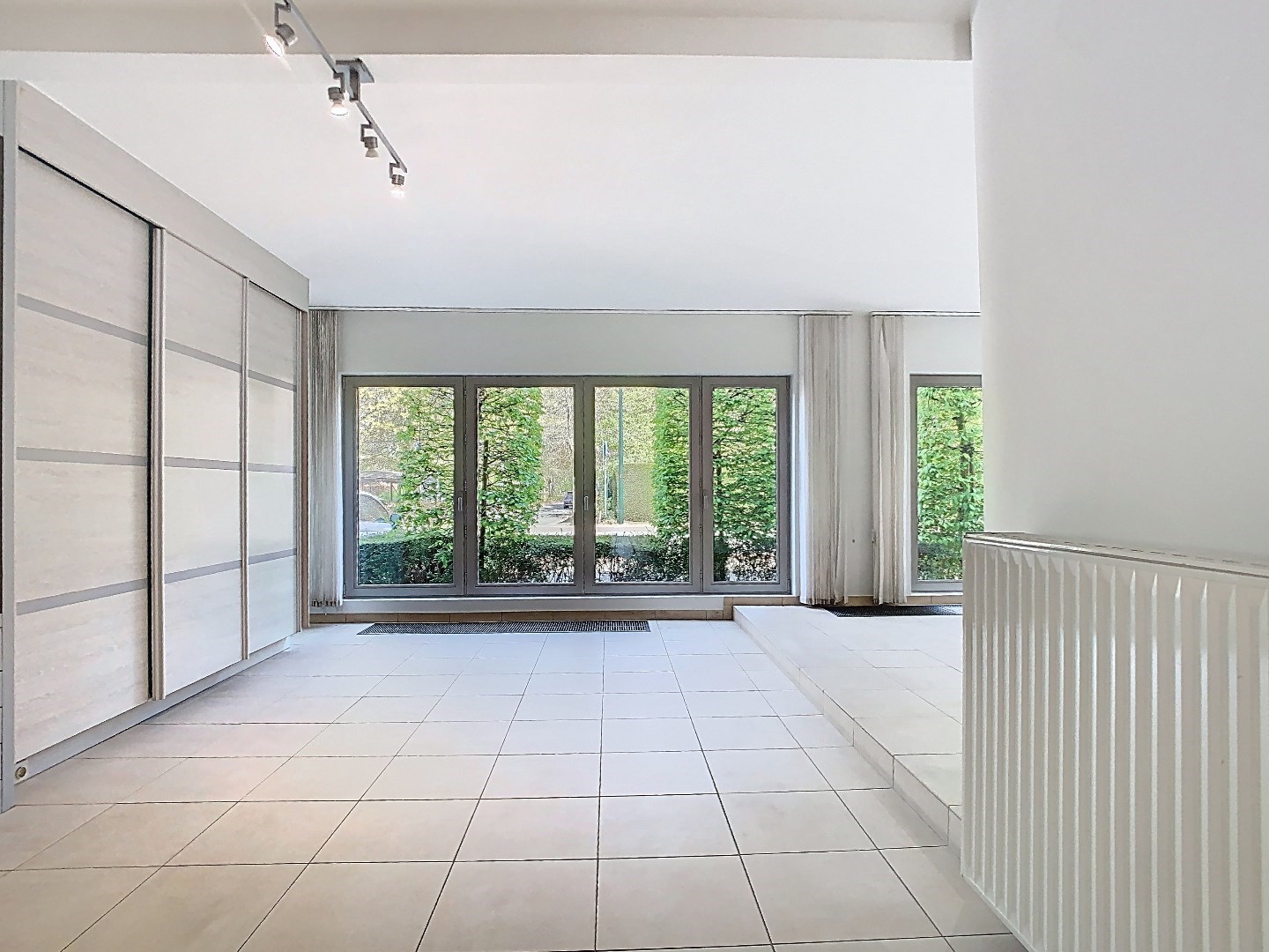 Instapklaar gelijkvloers appartement/kantoor met tuin en parkeerplaatsen. - foto 5