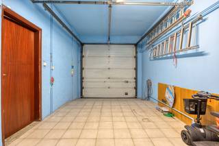 Zoekt u een huis met garage in Deurne? Dan hebben wij dit uitstekend onderhouden huis te koop in Deurne aan de Albert Bevernagelei 36. Dankzij de uitstekende mobiscore van 9,2/10 woont u hier bijzonder centraal. Het bekende park Rivierenhof bevindt zich op slechts 10min afstand en bevindt u zich op 10 van het centrum van Antwerpen. <br /><br />Indeling van het huis:<br />- Gelijkvloers: inpandige garage, keuken en een extra ruimte waar u tijdens de zomeravonden kan vertoeven of kan gebruiken als hobbykamer.<br />- Eerste verdieping: badkamer, ruime leefruimte met open leefkeuken.<br />- Tweede verdieping: twee volwaardige slaapkamers. <br />- Zolder die kan omgevormd worden tot een derde slaapkamer<br />- Buitenruimte: Onderhoudsvriendelijke en gezellige koer om in alle rust buiten te zitten.<br /><br />Belangrijkste troeven:<br />- Inpandige garage <br />- Conforme elektriciteit <br />- Uitstekende Mobiscore (9.2/10)<br /><br />Ben jij geïnteresseerd in dit vastgoed te koop in Deurne? Aarzel dan niet om ons te contacteren. Het Dewaele vastgoedkantoor van Deurne aan de Turnhoutsebaan staat graag tot uw dienst. Had u graag een gratis schatting van uw eigendom? bel ons voor een vrijblijvend gesprek op 03/666.66.66 of mail naar deurne@dewaele.com<br /><br /><br />Dit pand is onderworpen aan de renovatieverplichting van de Vlaamse overheid voor residentiële gebouwen (behoudens bij sloop binnen 5 jaar na de aankoop). Consulteer voor meer informatie de website van het Vlaams Energie- en Klimaatagentschap via https://www.vlaanderen.be/een-woning-kopen/renovatieverplichting-voor-residentiele-gebouwen<br /><br />Bestuursmaatregelen in het maatregelenregister: nee