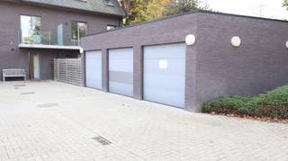 Deze garage is gelegen in het centrum van Beveren (Roeselare), bij residentie Aloïs, en is toegankelijk via de Katteweg.De garage is voorzien van...