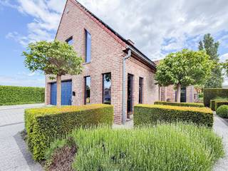 LICHTRIJKE VILLA met dubbele, inpandige garage en ZWEMBAD op een royaal perceel van 1.048 M² in het groene Ellezelles. Deze ruime eigendom...