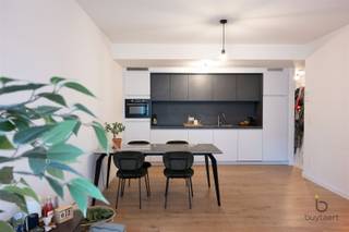 <p><span>Stijlvol 1-slaapkamer appartement met terras en zicht op Kempisch Dok</span></p><p><span> </span></p><p><span>Ontdek deze schitterende unit op de 4</span><span><sup>de</sup></span><span> verdieping in een recent gebouw met uitzicht op het Kempisch dok en jachthaven.</span></p><p><span>Met één slaapkamer, stijlvolle badkamer, aparte berging, separaat toilet, inkomhal met vestiairekast en een leefruimte met open keuken, is deze woning van 65 m² ideaal voor een koppel alsook alleenstaanden. </span></p><p><span>Het interieur is voorzien van een eigentijdse afwerking met overwegend parket vloeren die een warme en uitnodigende sfeer creëren. </span></p><p><span>Dankzij de grote raampartijen geniet u van overvloedig natuurlijk licht en een prachtig panorama op de omgeving. </span></p><p><span>Bij aan te kopen ondergrondse autostaanplaats op -2 (30.000 €) waardoor parkeren in het centrum een plezier wordt.</span></p><p><span>Het gebouw is voorzien van een lift, wordt centraal verwarmd op gas met condensatieketels.</span></p><p><span>De locatie op het Eilandje in de welgekende 'Cadixwijk' is optimaal, een Delhaize en ziekenhuis om de hoek en op wandelafstand van winkels, scholen, restaurants, hippe bars en openbaar vervoer. </span></p><p><span>Vaste maandelijkse kosten zijn aangevraagd, inclusief verbruik gemeenschappelijke verwarming.</span></p><p><span>Plan alvast je afspraak en laat deze kans niet voorbijgaan om te wonen in een moderne stijlvolle thuis met terras dat stedelijk leven en sereniteit samenbrengt!</span></p><p><span> </span></p><p><span>PLUSPUNTEN:</span></p><p><span>Top locatie Eilandje – Cadixwijk</span></p><p><span>Zicht op Kempisch dok en jachthaven</span></p><p><span>Leuk terras</span></p><p><span>Energiezuinig </span></p><p><span>Veel lichtinval</span></p><p><span>Kwalitatieve afwerking</span></p><p><span>Woon-werk</span></p><p><span>Ondergrondse parking en berging</span></p><p><span> </span></p><p><span> </span></p>