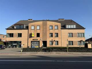 Appartement rénové de 2 pièces comprenant 2 chambres, un séjour avec cuisine ouverte, une terrasse, une salle de bains, un hall d'entrée avec WC.Possibilité d'acheter un emplacement de parking pour 15.000 eurosProche des commerces, des transports en commun et à distance de marche du centre ville de Malines et du Tivolipark.