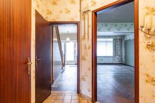 <p><span>Ruime te renoveren woning (6,5 m breed - 4 SLK) met stadstuin. Naast Xaveriuscollege.</span></p><p><span> </span></p><p><span>Indeling:</span></p><p><span>Inkomhall met daarachter een sas met een gastentoilet en een vestiairekast. Woonkamer (7,91 x 4,23) met een visgraatparket. In het verlengde een ingerichte verouderde keuken met terzijde een berging. Schuifraam naar de tuin.</span></p><p><span>Belendend aan de keuken een kamer (4,00 x 3,10), ideaal om het bestaande keukenvolume uit te breiden.</span></p><p><span>Grote kelder, onderverdeeld in twee kolenkelders en twee grotere ruimten.</span></p><p><span>Op de eerste verdieping een identieke indeling als op het gelijkvloers. Badkamer kan worden ingericht nabij het terrasje.</span></p><p><span> </span></p><p><span>Extra info:</span></p><p><span>- C.V.-brander werd vernieuwd in 2023.</span></p><p><span>- EPC: 544 kWh/(m² jaar), renovatieplicht is aan de orde.</span></p><p><span>- Deze wat grotere woning (182 m²) is te renoveren.</span></p>