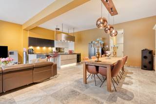 <p><strong><span>Exclusief gelijkvloers appartement van 160 m² met 2 slaapkamers en unieke stadstuin van 230 m² in Antwerpen.</span></strong><span></span></p>
<p><span>In de rustige en centraal gelegen Somersstraat bevindt zich dit uitzonderlijke gelijkvloers appartement met indrukwekkende buitenruimte – een zeldzaam aanbod in de stad.</span></p>
<p><span>Via de inkomhal betreedt u het ruim appartement van 160 m², volledig afgewerkt met oog voor detail en kwalitatieve materialen.</span></p>
<p><span>De leefruimte is open en bijzonder lichtrijk, met een natuurlijke flow naar de moderne en luxueuze keuken. Deze is uitgerust met de nieuwste technologieën en combineert strakke lijnen met praktische elegantie – perfect voor wie graag kookt of gasten ontvangt. De grote raampartij verbindt deze leefruimtes rechtstreeks met de tuin, waardoor binnen- en buitenleven moeiteloos in elkaar overvloeien.</span></p>
<p><span>Er zijn twee ruime slaapkamers, een stijlvolle badkamer voorzien van alle comfort, een aparte wasruimte en voldoende bergruimte. Alles werd tot in de puntjes afgewerkt met duurzame en tijdloze materialen.</span></p>
<p><span>Achteraan wacht de absolute troef van dit appartement: een<span> </span><strong>privatieve stadstuin van 230 m²</strong><span> </span>– een ware zeldzaamheid in Antwerpen. Hier geniet u van rust, ruimte en privacy. De aanwezige jacuzzi maakt het plaatje compleet en zorgt voor een luxueuze buitenbeleving, het hele jaar door.</span></p>
<p><span>Dit appartement combineert de sereniteit van een rustige buurt met de voordelen van een centrale ligging: winkels, openbaar vervoer, scholen en parken bevinden zich in de directe omgeving.</span></p>
<p><strong><span>EPC:</span></strong><span><span> </span></span><span>144 kWh/m<sup>2</sup>.</span></p>
<p><strong><span>Meer info of een bezoek plannen?</span></strong><span><br />Contacteer IMMO SP via info@immosp.be of bel 03 226 20 40.</span></p>