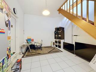 <h2><span>Duplex appartement met 1 slaapkamer in centrum Brasschaat - GEEN DOMICILIE MOGELIJK</span></h2><p><span>Gezellig duplex appartement met één slaapkamer, gelegen op een centrale en gunstige locatie in het centrum van Brasschaat, inclusief garage.</span></p><p><span>Het appartement is verdeeld over twee verdiepingen en biedt een aangename en praktische woonindeling. Dankzij de centrale ligging bevinden winkels, horeca, openbaar vervoer en andere voorzieningen zich op korte afstand.</span></p><p><span>Belangrijk: hoofdverblijfplaats/domicilie is NIET mogelijk in dit appartement.</span><span><br />Het pand wordt uitsluitend verhuurd voor bewoning waarbij </span><span>geen inschrijving als hoofdverblijfplaats (domicilie) mogelijk is</span><span>. </span></p><p><span>Het appartement is ingericht met woonkamer, keuken, badkamer en slaapkamer. Op de 1ste verdieping is er nog een extra ruimte voor bijvoorbeeld bureau, zitkamer, ...</span></p><p><span>Vaste maandelijkse kosten: 180€ incl. privé verbruik water, gas &amp; elektriciteit</span></p><p><span> </span></p>