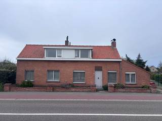 <p>Te koop, in de charmante Koksijdesteenweg, is deze woning gelegen op een royale perceel van maar liefst 1080 m². De grote tuin rondom de woning, met zijn brede groene gazons, vormt de perfecte aanvulling voor ontspanning en biedt tal van mogelijkheden voor natuurliefhebbers. De woning beschikt over een poort, garage en tal van externe parkeervoorziening.</p>

<p>De woning staat op een bijzondere locatie met eenvoudig toegang tot het centrum van Koksijde en het strand. Dit zorgt voor een perfecte balans tussen rust en de levendigheid van de kust. Hoewel de woning momenteel niet volledig bewoonbaar is, biedt het de kans voor een nieuw hoofdstuk, waarbij je jouw persoonlijke touch kunt geven en het geheel kunt renoveren naar jouw wensen en behoeften. Dit is de ideale basis voor een prachtig thuis.<br /><br />Bel Dimitri, ook op zon-en feestdagen, 0487/787.159<br />Stuur een mail naar<br />dimitri@immo-maritiem.be<br />of kom langs op kantoor 'Immo Maritiem' naast het kerkje in Nieuwpoort-bad.</p>