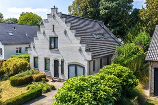 <p>Deze gezellige gezinswoning ligt in Hertebos, een gegeerde woonbuurt in ’s-Gravenwezel met rustige straten en veel groen. De residentiële omgeving voelt aangenaam beschut, terwijl je van hieruit snel aansluiting vindt bij het dorpsleven. Het centrum, scholen, buurtwinkels en andere dagelijkse voorzieningen zijn vlot bereikbaar, net als de vele wandel- en fietsmogelijkheden in de omgeving.<span></span></p>
<p>Achter de opvallende gevel schuilt een verrassend lichte woning. Vanuit de inkomhal stap je binnen in de leefruimte met open keuken. De epoxy gietvloer zorgt voor een hedendaagse uitstraling, terwijl de grote raampartijen veel natuurlijk licht binnenbrengen. Het overdekte terras sluit rechtstreeks aan op de woning en kijkt uit over de leuke tuin, met volop ruimte om buiten te eten, te spelen of van het groen te genieten.</p>
<p>Op het gelijkvloers bevindt zich daarnaast een extra kamer met een aparte badkamer. Deze ruimte kan worden ingericht als slaapkamer, maar leent zich evengoed tot praktijkruimte, bureau of hobbykamer. De voormalige garage wordt momenteel gebruikt als praktische berging.</p>
<p>De trap brengt je naar de eerste verdieping, waar drie ruime slaapkamers en een tweede badkamer zijn ondergebracht. Dankzij de vele ingemaakte bergruimte blijft elke kamer netjes en functioneel. Wie behoefte heeft aan een extra slaapkamer, kan de grootste kamer opdelen en zo vier kamers op deze verdieping creëren.</p>
<p>Ook op technisch vlak kreeg de woning belangrijke vernieuwingen. Zo werd het dak vernieuwd en zijn er nieuwe ramen met energiezuinige driedubbele beglazing geplaatst, wat bijdraagt aan het wooncomfort en de isolatie.</p>
<p>De groene omgeving nodigt uit om te wandelen, fietsen en sporten. In de buurt vind je onder meer de bossen rond het Klein Schijn, de Antitankgracht en de kasteelomgeving van ’s-Gravenwezel. Ook het Catersbos, met wandel- en looproutes en verschillende sportmogelijkheden, ligt vlakbij.</p>
<p>Een fijne en veelzijdige gezinswoning met veel licht, een leuke tuin, ruime opbergmogelijkheden en een indeling die zich moeiteloos aanpast aan verschillende woonbehoeften.</p>