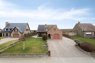 Deze mooie, instapklare woning in open bebouwing bevindt zich in Eliksem, een deelgemeente van Landen. De woning biedt aangename leefruimtes en een eerste slaapkamer en badkamer op het gelijkvloers, 2 slaapkamers op de verdieping en een inpandige garage. De voor- en achtertuin van de eigendom zijn volledig aangelegd. 

Omvattende:
Gelijkvloers: inkomhal, zit- en eetkamer, veranda, keuken en eetplaats, berging en wasplaats, koele berging, nachthal, slaapkamer, badkamer, toiletruimte 
Eerste verdieping: nachthal, 2 slaapkamers, badkamer, toiletruimte 
Oprit, inpandige garage, tuin met terras en 2 tuinhuizen

Ligging: de woning bevindt zich langs de Grote Steenweg in Eliksem, een deelgemeente van Landen. Bushaltes zijn vlakbij, het station van Ezemaal bevindt zich op 2,5 km en de aansluiting met de ring rond Tienen bevindt zich op 3,5km.  

Bekijkt u dit pand via één van onze aanverwante websites, dan verwijzen wij u graag door naar onze eigen website.https://www.itimmo.be/grote-steenweg-159-eliksem
