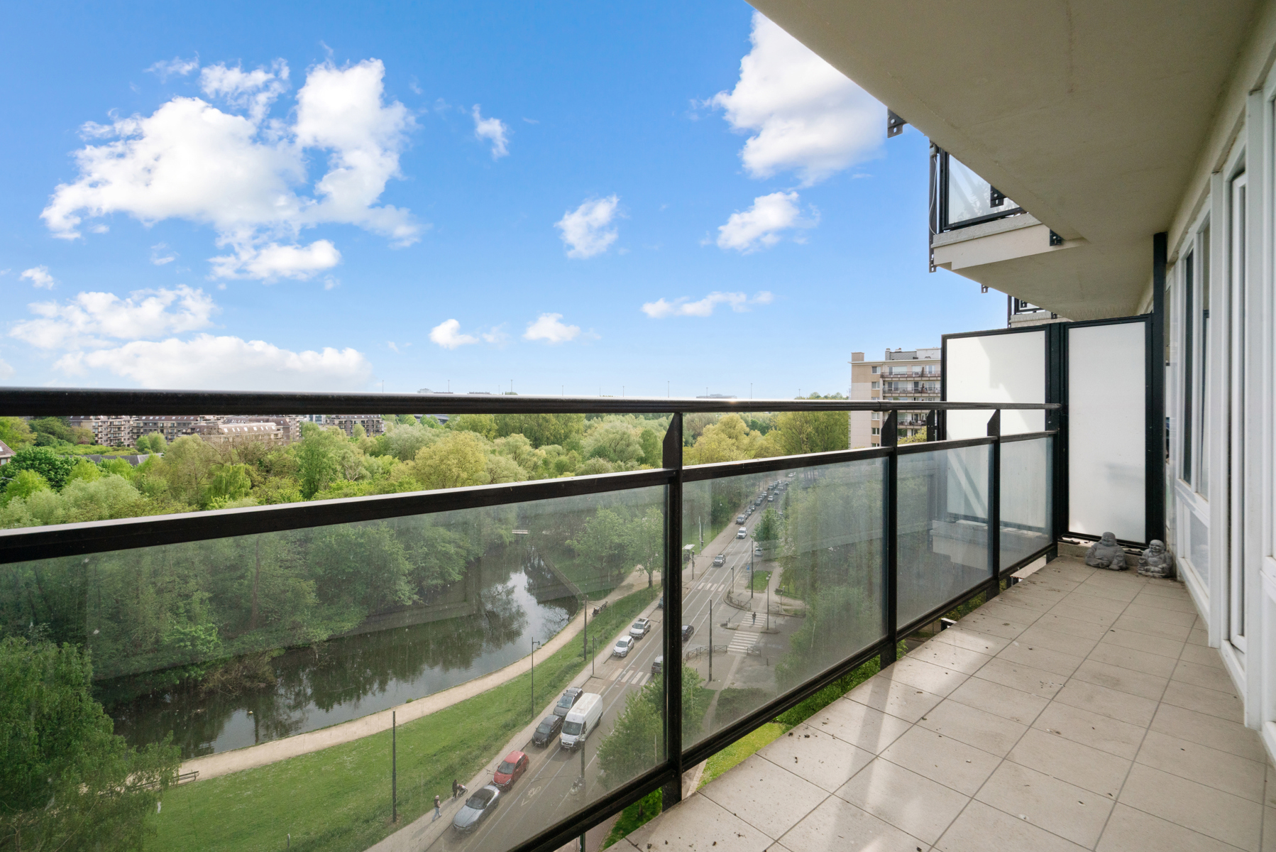Lichtrijk appartement met twee slaapkamers te Anderlecht. - foto 2