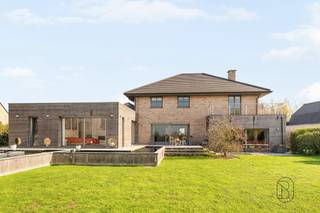 On the heights of Bois Fichaux in Mouscron, discover this superb character villa (4 bedrooms) with a beautifully landscaped garden.Also ideal...