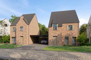 <strong>WONING LOT 29 IN WOONPROJECT PAULINA PARK TE LANKLAAR.</strong><br /><br /><strong>KENMERKEN WONING</strong><br /><span>- 3 Slaapkamers.</span><br /><span>- Oppervlakte woning: 136m².</span><br /><span>- Grondoppervlakte perceel: 4a51ca.<br /><br /><strong>ALGEMEEN</strong><br />In het verlengde van de Dr. Lenstralaan in Lanklaar, Dilsen-Stokkem, in de richting van de Zuid-Willemsvaart, komt het uitzonderlijke woonproject <strong>Paulina Park</strong>. Dit project omvat <strong>karaktervolle open bebouwde woningen</strong> met tuin, smaakvol geïntegreerd in de groene omgeving aan het water.<br /><br /><strong>HARMONIEUS WONEN</strong><br />Elke woning is voorzien van duurzame materialen die harmonieus aansluiten bij de omgeving. Bovendien is iedere woning uitgerust met <strong>vloerverwarming, warmtepomp, zonnepanelen en ventilatiesysteem D</strong>, zodat u gewapend bent voor een zorgeloze en energiezuinige toekomst! <br /><br /><strong>AFWERKING &amp; MATERIALEN</strong><br />Voor de <strong>afwerking worden ruime budgetten </strong>voorzien. Alle wooneenheden worden standaard <strong>hoogwaardig afgewerkt </strong>met <strong>duurzame en moderne materialen en technieken</strong>. We denken graag met u mee om de woning helemaal naar uw smaak en persoonlijkheid af te werken. Op basis van onze ervaring slagen we er steeds opnieuw in om een <strong>unieke en exclusieve uitstraling</strong> te geven naargelang uw wensen.<br /><br /><strong>LIGGING</strong><br />Omringd door weelderig groen, biedt deze locatie aan het Nationaal Park Hoge Kempen een idyllische leefomgeving. Ingesloten tussen de bosrand en het water van de Zuid-Willemsvaart creëert Paulina Park de perfecte balans tussen groen, water en comfort, met alles wat u nodig hebt binnen handbereik.<br /><br />Op slechts 5 minuten afstand bevinden we ons in het stadscentrum van Dilsen-Stokkem en met de oprit van de E314 op slechts 10 minuten afstand, geniet u van een vlotte verbinding met nabijgelegen steden (Genk, Maasmechelen, Hasselt,...).<br /><br /><strong>KOSTENRAMING</strong><br />U kan onderaan de advertentie een kostenraming van deze woning downloaden. Vragen? Neem zeker even contact met ons op.<br /><br />Bekijkt u deze advertentie via een aanverwante vastgoedsite, surf dan zeker naar onze website <strong>www.N78vastgoed.be </strong>voor een uitgebreide beschrijving en foto's. Meer informatie: <strong>+32 (0)89 86 18 88 </strong>of<strong> info@N78vastgoed.be</strong>.<br /></span>