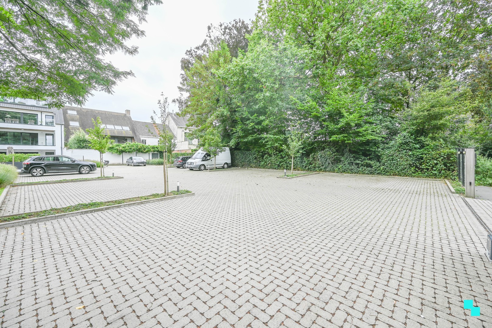 Centraal gelegen parkeerplaatsen in Oostrozebeke - foto 3