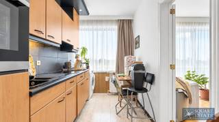 <p><span>Square Estate stelt u dit mooie appartement met 2 slaapkamers voor, gelegen op de 3de verdieping van een middelgrote mede-eigendom en met aangename volumes en een functionele indeling.</span></p><p><span>Het appartement beschikt over een ruime inkomhal die toegang geeft tot een lichtrijke leefruimte, een volledig uitgeruste keuken en een praktische berging. Vanuit de leefruimte heeft u toegang tot een eerste terras van ongeveer 5 m².</span></p><p><span>Het nacht gedeelte omvat twee slaapkamers, waarvan één toegang biedt tot een tweede terras van ongeveer 2 m². Verder beschikt het appartement over een badkamer en een apart toilet.</span></p><p><span>Het appartement is tevens uitgerust met een videofoon. Aangezien het appartement onder het dak gelegen is, beschikt het over een EPC E. De ramen bestaan deels uit enkele beglazing met metalen profielen en deels uit dubbele beglazing met PVC-raamprofielen.</span></p><p><span>De verwarming gebeurt momenteel via een gemeenschappelijke stookolie ketel. De mede-eigendom is echter bezig met de omschakeling naar een verwarmingssysteem op gas.</span></p><p><span>De gemeenschappelijke lasten omvatten onder meer water, verwarming en de kosten verbonden aan het onderhoud en functioneren van de gemeenschappelijke delen.</span></p><p><span>Een buiten parkeerplaats vervolledigt het geheel.</span></p><p><span>Dankzij de twee slaapkamers, de twee terrassen, de goed verdeelde ruimtes en de parkeerplaats vormt dit appartement een mooie opportuniteit, zowel voor eigen bewoning als voor een investering.</span></p><p><span>Voor bijkomende informatie of om een bezoek te plannen, contacteer Square Estate op 02/460.42.01 of via <span>info@square-estate.be</span></span></p>