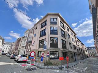 Meubeltjes plaatsen en klaar... Bent u op zoek naar een instapklaar appartement dat een grondige renovatie genoot, dan is dit uw kans !! Het appartement bevindt zich in een kleinschalige residentie, op een steenworp van 'het Zuid' &amp; het Sint-Annaplein en op een boogscheut van het historisch centrum &amp; andere voorzieningen/faciliteiten. Het appartement beschikt over een ruime bewoonbare oppervlakte en is voorzien van vele raampartijen, wat een lichtrijk comfortgevoel schept.<br /><br /><u>Indeling</u>, eerste verdiep (lift aanwezig):<br />centrale inkomhal, lichtrijke woonkamer met open-keuken (hedendaags geïnstalleerd), inpandig terras, apart toilet, badkamer, berging en 2 ruime tot grote slaapkamers.<br /><br /><u>Technisch</u>:<br />centrale verwarming op aardgas (condensatieketel), aparte tellers EGW, kwaliteitsvolle afwerking (massieve parket met visgraatpatroon) en EPC-label: B.<br /><br /><u>Extra troeven</u>:<br />- volledig instapklaar en vrij bij akte<br />- elektrische installatie conform<br />- leuke stijlaccenten in het interieur<br />- beperkte gemeenschappelijke kosten<br /><br />Bezoek na afspraak met Immoboss: <strong>stefaan@immoboss.be</strong> of <strong>0497 02 44 33</strong>