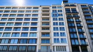 Op zoek naar een tweede verblijf of slimme investering aan zee? Dan is dit volledig gerenoveerde en smaakvol gemeubelde appartement precies wat u zoekt.<br />Bij de renovatie werd werkelijk aan alles gedacht. De elektriciteit werd volledig vernieuwd, er werden nieuwe radiatoren en sanitair geplaatst en het volledige interieur kreeg een hoogwaardige afwerking in een warme, trendy boho-stijl. Dankzij de kwalitatieve materialen en de doordachte inrichting hoeft u enkel uw koffers uit te pakken en te genieten.<br />De stijlvolle keuken is uitgerust met kwalitatieve toestellen en biedt alle comfort. Verder beschikt het appartement over een gezellige hoofdslaapkamer én een tweede slaapkamer met stapelbed, ideaal voor kinderen of logees.<br />De leefruimte werd bijzonder slim ingericht met een prachtige maatwerk eettafel en een comfortabele hoekbank, waardoor elke vierkante meter optimaal benut wordt. Zo geniet u niet alleen van een verrassend ruim gevoel, maar vooral ook van het adembenemende, panoramische zeezicht dat elke dag opnieuw een vakantiegevoel creëert.<br />Gelegen in het mooie Heist, een badplaats die de voorbije jaren een uitzonderlijke waardestijging kende en steeds populairder wordt, vormt dit appartement een uitstekende opportuniteit voor zowel eigen gebruik als investering.<br />Een instapklaar pareltje op een toplocatie. Snel reageren is de boodschap.