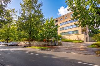<p><span>Op wandelafstand van Gasthuisberg en het historische centrum van Leuven, en vlak bij alle belangrijke invalswegen, zijn wij verheugd u dit ruime en instapklare appartement met 2 slaapkamers en een tuintje te koop aan te bieden. Dit hoekappartement op een topligging is gelegen op het gelijkvloers van de welonderhouden residentie Waeyenbergh. Het appartement beschikt over een bewoonbare oppervlakte van maar liefst 85 m² en omvat een inkomhal met ingebouwde kasten, een gastentoilet, een riante living van 29 m² met veel lichtinval, een volledig ingerichte keuken en een bijkeuken of wasruimte. Verder zijn er 2 volwaardige slaapkamers, die uitgeven op het zonovergoten tuintje, en een badkamer met douche aanwezig. Dit lichtrijke duplexappartement beschikt eveneens over een gemeenschappelijke berging. Bovendien bestaat de mogelijkheid om een ondergrondse autostaanplaats aan te kopen voor 30.000,00. Dit riante appartement is uitermate geschikt voor ouders die een eigendom wensen aan te kopen voor hun studerende kinderen, voor eigen bewoning of als waardevaste investering. Kortom, een bijzonder appartement dat zeker uw aandacht verdient.</span></p>