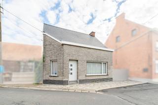 Sfeervolle woning met veel ruimte en potentieel, gelegen in het rustige Sint-Goriks-Oudenhove. Deze gesloten bebouwing betreden we via een ruime inkomhall dewelke toegang heeft tot de aangename leefruimte en de ruime leefkeuken. <br />Aansluitend vinden we nog een badkamer en afzonderlijk gastentoilet. Op het verdiep zijn twee ruime slaapkamers ingericht en een stockageruimte. Verder is er nog een derde kamertje die zich perfect leent tot het inrichten van een bureau, dressing, douchekamer,...<br />Aangenaam en ruim perceel met de nodige voorzieningen voor stockage.<br />Bezoeken? Bel 09/328.57.78<br />Raadpleeg JUNOvastgoed.be voor extra informatie en documenten!