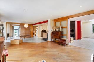 Te renoveren villa met 4-5 slaapkamers en 3 badkamers in doodlopende straat<br />
<ul>
<li>Riante leefruimte (ca 100 m²) met zicht op de tuin</li>
<li>Optimale lichtinval dankzij raampartijen en lichtstraat</li>
<li>Veel renovatiemogelijkheden</li>
<li>Bewoonbare oppervlakte: ca 265m²</li>
<li>4-5 ruime slaapkamers, enkele met mezzanine</li>
<li>Polyvalente kamer (bureau/speelkamer)</li>
<li>Badkamer en 2 douchekamers aanwezig</li>
<li>Onderhoudsvriendelijke oost georiënteerde tuin</li>
<li>Volledige privacy</li>
<li>Tuinberging met overdekt terras</li>
<li>Oprit met voldoende parkeergelegenheid</li>
</ul>
<br />Onmiddellijke omgeving:<br />Gelegen in een doodlopende straat in wijk Elsdonk<br />Zeer vlotte bereikbaarheid naar Antwerpen en Brussel (E19 en trein)<br />Nabij het centrum van Edegem met scholen, winkels, openbaar vervoer en verschillende natuurgebieden op fiets- en wandelafstand<br /><br />Technische kenmerken:<br />
<ul>
<li>Degelijke basisconstructie</li>
<li>Uitbouw GLV en 1e V: 1997-1998</li>
<li>CV op gas (2021)</li>
<li>Kruipruimte aanwezig (ca100m²)</li>
<li>Leefruimte en bureauruimte met gesloten haard</li>
<li>2 bergzolders aanwezig</li>
</ul>
Indeling: <br />Gelijkvloerse verdieping (ca 150m²):<br />
<ul>
<li>Inkomhal met apart gastentoilet</li>
<li>Riante leefruimte met zithoek en eetkamer</li>
<li>Polyvalente bureauruimte met open haard</li>
<li>Grote keuken met ontbijthoek</li>
<li>Ruime douchekamer met voorz. Wm/DK</li>
<li>Inpandige garage</li>
</ul>
<br />Eerste verdieping (ca 115m²):<br />
<ul>
<li>Ruime overloop met apart toilet</li>
<li>4 - 5 slaapkamers, deels met mezzanine</li>
<li>Badkamer met ligbad en douche</li>
<li>Aparte douchekamer</li>
<li>2 bergzolders</li>
</ul>
<br />Stedenbouwkundige inlichtingen in aanvraag<br />Voor meer informatie kan u terecht op www.deboerenpartners.be