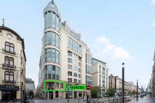 Gelegen op het iconische De Brouckèreplein in het bruisende centrum van Brussel, bevindt zich dit stijlvol instapklaar hoekappartement in...