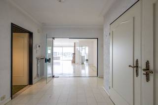 <p><span>Te renoveren, erg ruim appartement (101 m²) met 2 slaapkamers, 2 zonnige terrassen en mooi uitzicht.</span></p><p><span>Het appartement bevindt zich op de zesde verdieping van een verzorgd gebouw, op wandelafstand van het Te Boelaerpark.</span></p><p><span>Indeling:</span></p><p><span>Inkomhal met vestiairekast en een handige berging, lichtrijke ruime living (ca. 38 m²) met terzijde de keuken (elk met toegang tot het voorterras), 2 slaapkamers (14 m² en 8 m²) waarvan de grootste toegang gevend tot het achterterras, badkamer met inloopdouche, en een apart toilet. Bij het appartement hoort een privatieve kelder.</span></p><p><span>Extra info:</span></p><p><span>- gunstig EPC energielabel B</span></p><p><span>- rustig gelegen nabij winkels, openbaar vervoer en invalswegen</span></p><p><span>- een ondergrondse autostaanplaats wordt optioneel aangeboden aan € 9.000</span></p><p><span> </span></p><p><span> </span></p><p><span> </span></p>