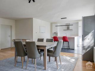 strong&gt;Instapklaar duplexappartement met 3 slaapkamers in hartje Overpelt!
<p>Op de uitzonderlijke centrumlocatie Dorpsstraat 26 bus 2 bevindt zich dit ruime appartement van 141 m², volledig gerenoveerd in 2019. Het gebouw omvat slechts 2 appartementen en heeft geen gemeenschappelijke ruimtes. Via de eigen inkomhal bereikt u de eerste verdieping met een ruime, open leefruimte bestaande uit woonkamer, eetplaats en moderne keuken met eiland. Verder zijn hier een hal, apart toilet en badkamer voorzien. De tweede verdieping omvat 3 slaapkamers, waarvan de grootste beschikt over een dressing. Met EPC-label B, condenserende gasketel, conforme elektriciteit én asbestveilig attest geniet u van een zorgeloze aankoop. De combinatie van ruimte, instapklaar comfort en een topligging midden in het centrum maakt dit appartement bovendien bijzonder interessant als investering.</p>
<p>Dit appartement wordt verkocht met inbegrip van de huidige meubelen.</p>