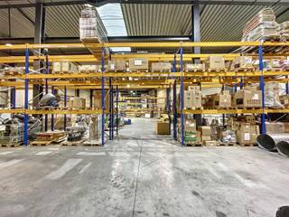 Het gebouw bestaat uit een magazijn van 1.270m² en een kantoorgedeelte van 450m². Het is ideaal gelegen in de industriezone Waregem-Zuid vlakbij...