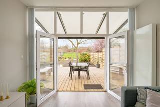 Gerenoveerde rijwoning met 2 SLK en zuidgerichte tuinGoedgelegen, mooi gerenoveerde en instapklare rijwoning met 2 ruime slaapkamers en een...