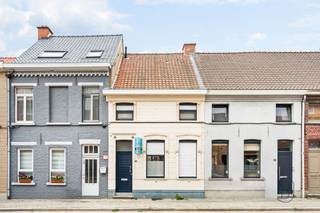 <p>Opportuniteit: GEZELLIGE INSTAPKLARE WONING met tuin en centrale ligging! <br />Deze verzorgde woning combineert comfort en functionaliteit met een bewoonbare oppervlakte van 120 m² op een perceel van 121 m².<br /><br />INDELING:<br />Ruime inkomhal, lichtrijke leefruimte, recente vernieuwde en ingerichte keuken, bureau ideaal voor thuiswerk en gastentoilet. Verder beschikt de woning over 2 slaapkamers en een badkamer uitgerust met zowel douche als ligbad. Buiten geniet u van een gezellige tuin waar u in alle rust kan ontspannen.<br /><br />De troeven van deze woning?<br />- Centrale en rustige ligging nabij het stadscentrum, scholen, winkels, openbaar vervoer<br />- EPC D (géén renovatieplicht): overal dubbele beglazing, CV met condenserende gasketel en geïsoleerd dak.<br />- Goedgekeurde elektriciteit !<br /><br />Ideale starterswoning of interessant als investering - de woning is thans verhuurd aan 730 euro per maand!<br /><br />interesse? Bezoek na afspraak met Immo Beguin, jouw vastgoedexpert sinds 2009.<br />✉️ info@immobeguin.be</p>