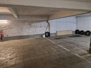 Ligging: Gelegen in het centrum van Antwerpen, vinden we deze ruime autostaanplaats terug. Vlakbij winkelstraten en het stadspark. 110 euro/maand,...