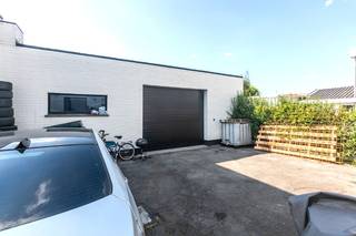 Bent u op zoek naar de perfecte balans tussen comfortabel wonen en professionele of hobbymatige ruimte?<br />Deze centraal gelegen eigendom aan de Muizelstraat biedt u het beste van twee werelden: een instapklare gezinswoning van 141 m² én een multifunctioneel magazijn van maar liefst 200 m².<br /><br />De woning blinkt uit in licht en ruimte.<br />Beneden komt u binnen via de inkomhal met gastentoilet, die onmiddellijk toegang geeft tot een royale leefruimte en een grote leefkeuken.<br />Op de eerste verdieping gaat dankzij de volledig rechte muren nergens kostbare bruikbare vloeroppervlakte verloren. Hier vindt u drie volwaardige, ruime slaapkamers en een comfortabele badkamer uitgerust met een douche, lavabomeubel en een praktisch tweede toilet.<br />Achter het woongedeelte ligt een indrukwekkend magazijn van 200 m². Of u nu nood heeft aan een atelier, een grote stockageruimte of een plek voor uw omvangrijke hobby; de mogelijkheden hier zijn eindeloos. Bovendien is het dak van de loods uitgerust met 19 m² aan zonnepanelen. Deze wekken groene stroom op die flexibel kan worden ingezet voor het verbruik in de woning, het magazijn, of beide.<br /><br />Deze eigendom biedt ook mogelijkheden als opbrengsteigendom. Momenteel is de woning stabiel verhuurd aan € 850 per maand, terwijl de eigenaar de loods zelf gebruikt. Na aankoop kan daar ook huur gevraagd worden. Dit maakt het pand direct rendabel als opbrengsteigendom. Wilt u de gebouwen liever zelf betrekken? Geen probleem: beide panden kunnen volledig leeggemaakt en vrij van huur worden opgeleverd tegen de ondertekening van de akte.<br /><br />Voor meer info en/of een bezoek ter plaatse, gelieve Christophe te contacteren op info@exactimmo.be of 0497/66.19.41