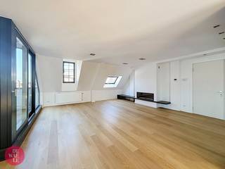 Altijd willen genieten van het prachtige Mechelen en wonen op een buitengewone locatie?<br />Deze prachtige duplex loft te huur in Mechelen is zeer stijlvol ingericht met authentieke elementen en afgewerkt met kwaliteitsvolle materialen.<br /><br />Indeling:<br /><br />Gelegen op de 3de verdieping:<br /><br />- mooie leefruimte met parket en gashaard<br />- luxe keuken met alle voorzieningen en ingebouwde Tv<br />- aansluitende ruim privé terras van 30m² groot<br />- apart toilet<br />- bergruimte met alle voorzieningen voor was en droogkast<br /><br />via de open trap kom je op de bovenste verdieping<br />- 3 slaapkamers, waarvan 1 masterbedroom met terras<br />- ruime badkamer in Engelse stijl met losstaand bad en aparte douche<br />- maandelijkse gemeenschappelijke kosten zijn € 250 (provisie)<br /><br /><br />Wat een luxe en dit op een toplocatie met zicht op de Sint-Romboutstoren!<br /><br />In 2018 werd een airco geplaatst in de leefruimte en de masterbedroom.<br />Het gebouw is voorzien van een lift en 2 traphalen.<br /><br />Bij de huurprijs is een openstaanplaats voorzien in de garage van dit gebouw. Deze is toegankelijk met een badge systeem. <br /><br />De binnentuin is een oase van rust.<br /><br />Wil je een bezoek inplannen en dit gezellig appartement zelf ontdekken? <br />Aarzel dan niet om een bezoekaanvraag in te dienen via Dewaele.com via de daar voorziene rode balk.