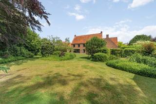 This stylish villa, located in Kermt, Hasselt, offers exceptional space and comfort. With a living area of 529 m², spread over 6 bedrooms and 2 bathrooms, this is an ideal family home with plenty of possibilities. The house was built in 1976 and sits on a generous plot of 2,014 m². The south-facing garden with a cozy, partially covered terrace creates a lovely outdoor space with the necessary privacy.<br /><br />Source of living area: EPC.<br /><br />Extraordinary features:<br />- 6 bedrooms<br />- 2 bathrooms<br />- Living area of 529 m²<br />- Plot of 2,014 m²<br />- South-facing garden<br />- Garage for 2 cars<br />- Additional parking spaces<br />- Excellent for a combination of living/working or professional activity.