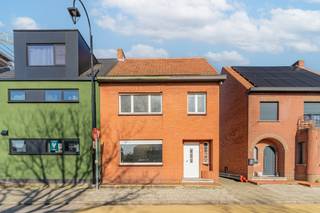 Te renoveren woning met prachtig zicht op de tuin!In de gezellige Hofstraat, midden in het centrum van Dessel, bevindt zich deze te renoveren woning...