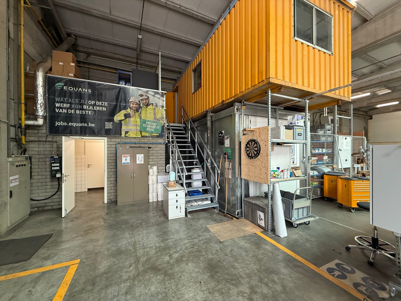 Uitstekend bereikbaar bedrijfsgebouw van 1.540 m² te huur te Gent (Desteldonk) - photo 4