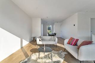 <h4><strong><em>Mogelijkheid aan te kopen aan 6% btw* !</em></strong></h4>
<br />Deze schitterende halfopen nieuwbouwwoning in Anzegem beschikt over 3 ruime slaapkamers en een moderne badkamer.
<h4><strong>De indeling van de woning is als volgt:</strong></h4>
Gelijkvloers: inkomhal, apart toilet, ruime living met aansluitende open keuken, grote berging<br />Verdieping: 3 ruime slaapkamers, apart toilet, badkamer met bad, douche en lavabomeubel
<h3>Troeven: </h3>

<ul>
	<li>Ruime woning met een bewoonbare oppervlakte van 165 m²</li>
	<li>BEN-woning met E-peil van 20! Verwarming met lucht-water warmtepomp, ventilatiesysteem D</li>
	<li>Regenput (10 000l) </li>
	<li>Zonnepanelen</li>
	<li>Vloerverwarming </li>
	<li>Grote tuinberging</li>
	<li>Carport reeds vergund</li>
</ul>

<h3>Prijs</h3>
<strong>€ 385 000 + kosten</strong> (12% registratierechten op grond - 6% btw op constructie*)<br />* indien voldaan aan de voorwaarden voor 6% btw. <br /><br />Mis deze unieke kans niet en neem vandaag nog contact met ons op voor meer informatie of een bezoek ter plaatse.<br /><br />Mail: Martijn@maesconceptimmo.be<br />tel: 0470/62.95.68