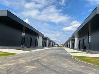 Nieuw magazijn van +/- 164 m² met een goede hoogte, grote sectionale deur, laatste isolatienormen (mogelijkheid tot binneninrichting) oppervlakten beschikbaar van 164 m² tot 700 m². Zeer goed gelegen aan de E411, op 3 minuten van de afslag Achêne.