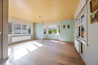 CHARMANTE ALLEENSTAANDE WONING op een perceel van 383 m², vlakbij de Gentpoort, op wandelafstand van Brugge.Op het gelijkvloers: inkomhall met...