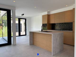 Mooie & kwalitatieve nieuwbouwwoning op een rustige locatie met vlotte bereikbaarheid naar alle invalswegen.<br />De woning beschikt over een grote tuin die binnenkort wordt ingezaaid met 2 tuinbergingen en afzonderlijke garage.<br /><br /><strong>Indeling:</strong><br />Gelijkvloers:<br />- inkomhal met toilet & vestiaire<br />- lichtrijke living<br />- open keuken met eiland <br />- ruime berging met wasplaats<br /><br />Op het verdiep:<br />- nachthal<br />- 3 ruime slaapkamers<br />- via de derde slaapkamer bereik je nog een 4de slaapkamer op de zolderverdieping met technische ruimte (ventilatie)<br />- badkamer met inloopdouche<br />- toilet<br /><br />Tuin met terras, gazon en tuinbergingen waarvan de aanleg binnenkort wordt aangevat.<br />De woning werd volledig geschilderd en wordt bovendien voorzien van verlichting en gordijnrails, zodat ze volledig instapklaar kan worden opgeleverd.<br /><br /><strong>Een gloednieuwe woning, klaar voor eerste bewoning en tot in de details afgewerkt. Een uitzonderlijk compleet aanbod op de huurmarkt.</strong><br /><br /><strong>Details:</strong><br />- onmiddellijk beschikbaar<br />- bij voorkeur geen huisdieren<br />- cv op aardgas<br />- vloerverwarming beneden<br />- zonnepanelen<br />- pvc-schrijnwerk<br /><br /><strong>Voorwaarden verhuur:</strong><br />- huurwaarborg via Korfine: 4.050 €<br />- plaatsbeschrijving: via CheckNet<br /><br />Er zijn nog geen 12 maanden verstreken tussen de ingebruikname van het goed en het indienen van de epb-aangifte, het epc bouw wordt van zodra beschikbaar afgeleverd.<br /><br /><strong>Contact:</strong><br />Voor meer informatie of een bezoek, contacteer Stijn op 0491 61 42 19 of info@stijndebusschere.be.<br />