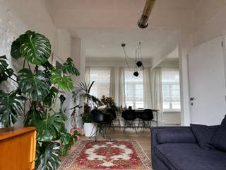 Welkom in een appartement dat vanaf het eerste moment als thuiskomen voelt.<br /><br />Dit bijzondere triplex-appartement aan de Biekorfstraat 78 bus 201 combineert een warme, huiselijke sfeer met veel licht, karakter en een verrassend ruimtelijk gevoel. De speelse indeling over drie niveaus zorgt voor een natuurlijke scheiding tussen wonen, werken en slapen, terwijl de open ruimtes tegelijk uitnodigen om samen te zijn met vrienden en familie.<br /><br />Bij de inkom bevindt zich een multifunctionele ruimte die perfect kan dienen als bureau of dressing. Aansluitend ligt de stijlvolle badkamer met modern wastafelmeubel, keienmozaïekvloer en een bijzonder houten bad in Japanse stijl.<br />Via de sfeervolle trap bereikt u de ruime, open leefverdieping met gezellige woonkamer en volledig uitgeruste leefkeuken. De authentieke massieve plankenvloer zorgt voor warmte en karakter, terwijl de grote raampartijen de ruimte vullen met natuurlijk licht.<br />Vanuit de leefruimte leidt een charmant trapje rechtstreeks naar het ruime, privatieve dakterras met houten terras en bamboe omheining. Een beschutte plek om te ontbijten, te ontspannen of lange zomeravonden door te brengen.<br />De aangrenzende hal biedt toegang tot een praktische, afzonderlijke wasruimte en de trap naar de bovenste verdieping. Onder het schuine dak bevinden zich drie volwaardige slaapkamers en een apart toilet, waardoor de slaapzone mooi afgescheiden is van de leefruimtes.<br />Ook technisch biedt het appartement het nodige comfort. Het dak werd vernieuwd, alle ramen zijn voorzien van dubbel en/of hoogrendementsglas, keuken, badkamer en gasketel werden vernieuwd.<br />De ligging vormt een extra troef. Park Spoor Noord ligt vlakbij, ideaal voor wandelen, sport en ontspanning. Ook scholen, winkels en andere voorzieningen bevinden zich in de directe omgeving. Dankzij de vlotte verbinding met de Antwerpse Ring en de E17 is dit bovendien een praktische uitvalsbasis. Asbest attest in aanvraag. Kijkdagen op 26/8 en 30/8.