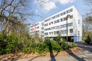 Lichtrijk, recent gerenoveerd 2-slaapkamer duplexappartement met balkon.<br />“Europawijk” situeert zich tussen de gemeente Mol- en de stad Geel in, met de Europese school op wandelafstand en omgeven door natuur.<br />Het appartement bevindt zich op de 3de verdieping (lift aanwezig)<br /><br />INDELING<br /><br />• Inkomhal met gastentoilet (onder de trap bevindt zich een vestiaire)<br />• Ruime- en lichtrijke leefruimte met keramische parketvloer<br />• Moderne, open keuken (voorzien van een corian werkblad, een koelkast, inductiekookplaat, afzuigkap, combi-oven, afwasmachine en dubbele spoeltafel)<br />• Balkon met uitzicht op de bosrijke omgeving <br /><br />4de verdieping (bereikbaar via trap) <br />• 2 ruime slaapkamers (beide 13m²) <br />• 2 Bergingen <br />• Knappe badkamer voorzien van een inloop/ regendouche, enkel lavabomeubel, toilet en aan sluiting voor de wasmachine.<br />Tenslotte behoort er nog een overdekte parkeerplaats tot het appartement <br /><br />BIJZONDERHEDEN<br />Onmiddellijk beschikbaar<br />CV op stookolie -> weldra op gas<br />Gemeenschappelijke kost: 200,00 EUR (provisie) -> hier zit al een voorschot in verweven betreffende het verbruik van de verwarming en water<br />Lift aanwezig <br />Nutsvoorzieningen (kosten) ten laste van de huurder(s)<br /><br />POSITIEVE ASPECTEN<br />Centrale maar rustige ligging<br />Gunstig EPC (B)<br />Elektriciteit conform