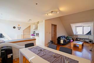 Dit appartement maakt deel uit van een voormalig herenhuis opgedeeld in 4 appartementen. Het gebouw is gelegen in een rustige straat in de nabijheid van diverse winkels, scholen en openbaar vervoer. Bovendien werden alle appartementen in 2013 compleet gerenoveerd. Dit appartement op de tweede verdieping beschikt over een aangename en lichtrijke leefruimte met open keuken en aansluitend de berging. Daarnaast is er nog de ruime slaapkamer, badkamer en apart toilet. Momenteel is het appartement verhuurd. Achteraan het gebouw is er ook de mogelijkheid om 1 of meerdere garages bij aan te kopen.<br />Het appartement beschikt ook over een zeer gunstig EPC en is daardoor ook de ideale zorgeloze investering. Bel vandaag nog voor een bezoek naar 052/41.41.94.<br />Referentie: 4826