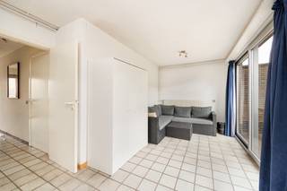 Deze woning is rustig gelegen en heeft een praktische indeling. Via de inkomhal bereikt u de inpandige garage en extra bergplaats/hobbyruimte. Op de eerste verdieping bevindt zich de ruime woonkamer met veel lichtinval en open keuken. De tweede verdieping telt maar liefst vier slaapkamers en een badkamer, ingericht met een ligbad, dubbele lavabo en een tweede toilet. Buiten geniet u van een aangename, zonnige tuin. Ook op energetisch vlak scoort de woning goed, met een EPC van 213 kWh/m² per jaar, slechts enkele punten verwijderd van energielabel B. De woning geniet bovendien van een centrale ligging met een vlotte verbinding naar de autostrade. Scholen, winkels en openbaar vervoer bevinden zich in de nabije omgeving. Dankzij de vier slaapkamers, inpandige garage en rustige ligging is dit de ideale gezinswoning. Voor meer info: 03 568 03 03 of lauren@vastgoed03.be