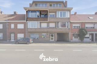 Dit verzorgde appartement op de tweede verdieping bevindt zich in het bruisende centrum van Tielt en biedt alle comfort voor wie centraal wil wonen.<br />Bovendien kan er een privatieve garagebox bijgehuurd worden.<br /><br />Bij het binnenkomen komt u in de inkomhal met gastentoilet en berging. Van hieruit bereikt u de lichtrijke leefruimte, de recent vernieuwde en volledig ingerichte keuken.<br />Het appartement heeft twee volwaardige slaapkamers en een vernieuwde badkamer met douche en lavabomeubel.<br />Een extra troef is de privatieve kelder, ideaal als bijkomende bergruimte. <br /><br />Dankzij de praktische indeling, de gunstige attesten en de centrale ligging is dit appartement volledig instapklaar.<br /><br /><strong>Ook wild geworden van deze thuis?<br />Twijfel dan niet langer en leg vandaag nog uw bezoek vast!</strong>