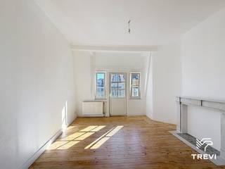 <p><strong>SINT-GILLIS: Nabij de Bareel van Sint-Gillis, het Park van Vorst en alle voorzieningen, gerenoveerd appartement met 1 slaapkamer van ±50 m², gelegen op de 4e verdieping rechts, zonder lift. Het appartement bestaat uit: living ±20 m², eetkamer ±11 m² met bureauhoek, ingerichte keuken (kookplaat, oven en dampkap), balkon, doucheruimte met toilet en slaapkamer ±10 m². Kosten: provisie van €85/maand, inclusief de gemeenschappelijke delen, koud water en afstand van verhaal-verzekering. EPC: G. Onmiddellijk beschikbaar.</strong></p>
<p><u>Op de 4e verdieping rechts, zonder lift:</u></p>
<ul>
<li>Living ±20 m²</li>
<li>Eetkamer ±11 m²</li>
<li>Ingerichte keuken (kookplaat, oven en dampkap)</li>
<li>Balkon</li>
<li>Doucheruimte met toilet</li>
<li>Slaapkamer ±10 m²</li>
</ul>
