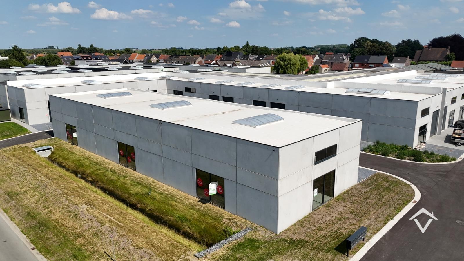 Loods te koop – 246 m² met 2 parkeerplaatsen inbegrepen op de industriezone te Ichtegem - foto 5