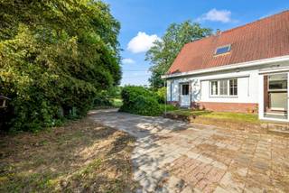 Deze ruime woning van circa 241 m² groot op een perceel van 1000 m², is zeer gunstig gelegen nabij alle verbindingswegen naar de omliggende...